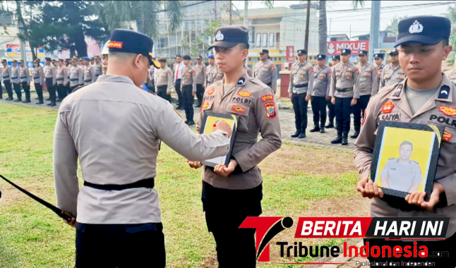 Kapolres Bitung AKBP Arie Sulistyo Nugroho, S.I.K., M.H., Saat memimpin upacara Pemberhentian Tidak Dengan Hormat (PTDH) secara In absentia terhadap dua personel Polres Bitung. (ft. Humas Polres Bitung)