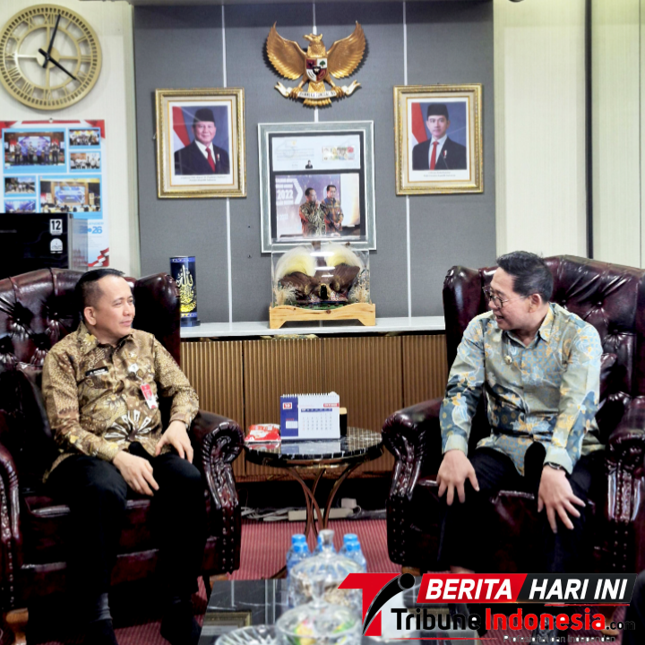 Hengky Honandar, S.E, Saat menemui Dirjen Bina Keuda Kemendagri. (ft. Protokol Setda Bitung)