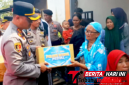 Kapolres Bitung AKBP Arie Sulistyo Nugroho, S.I.K., S.H., M.H., Saat Memberikan Bantuan Kepada warga Terdampak Kebakaran. (ft. Humas Polres Bitung)
