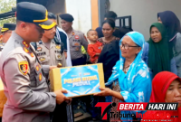 Kapolres Bitung AKBP Arie Sulistyo Nugroho, S.I.K., S.H., M.H., Saat Memberikan Bantuan Kepada warga Terdampak Kebakaran. (ft. Humas Polres Bitung)