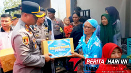 Kapolres Bitung AKBP Arie Sulistyo Nugroho, S.I.K., S.H., M.H., Saat Memberikan Bantuan Kepada warga Terdampak Kebakaran. (ft. Humas Polres Bitung)