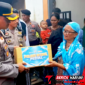 Kapolres Bitung AKBP Arie Sulistyo Nugroho, S.I.K., S.H., M.H., Saat Memberikan Bantuan Kepada warga Terdampak Kebakaran. (ft. Humas Polres Bitung)