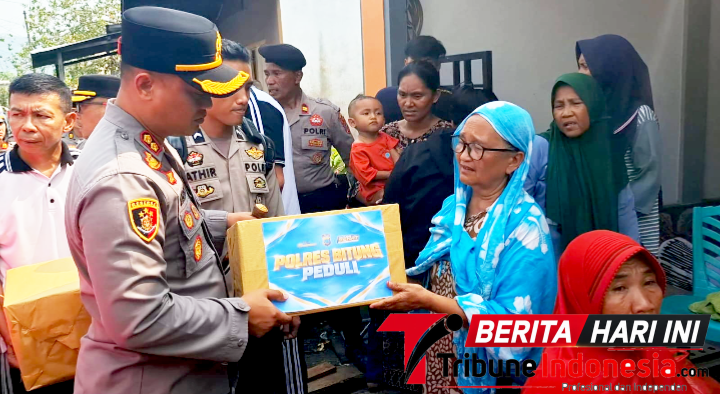 Kapolres Bitung AKBP Arie Sulistyo Nugroho, S.I.K., S.H., M.H., Saat Memberikan Bantuan Kepada warga Terdampak Kebakaran. (ft. Humas Polres Bitung)