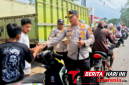 Kapolres Bitung AKBP Arie Sulistyo Nugroho, S.I.K., M.H., didampingi para pejabat utama (PJU) Polres Bitung, Membagikan Air mineral kepada warga yang mengantre di APBU. (ft. Humas Polres Bitung)