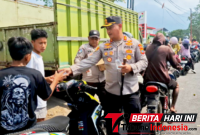 Kapolres Bitung AKBP Arie Sulistyo Nugroho, S.I.K., M.H., didampingi para pejabat utama (PJU) Polres Bitung, Membagikan Air mineral kepada warga yang mengantre di APBU. (ft. Humas Polres Bitung)