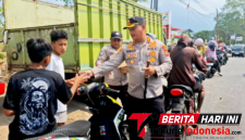 Kapolres Bitung AKBP Arie Sulistyo Nugroho, S.I.K., M.H., didampingi para pejabat utama (PJU) Polres Bitung, Membagikan Air mineral kepada warga yang mengantre di APBU. (ft. Humas Polres Bitung)