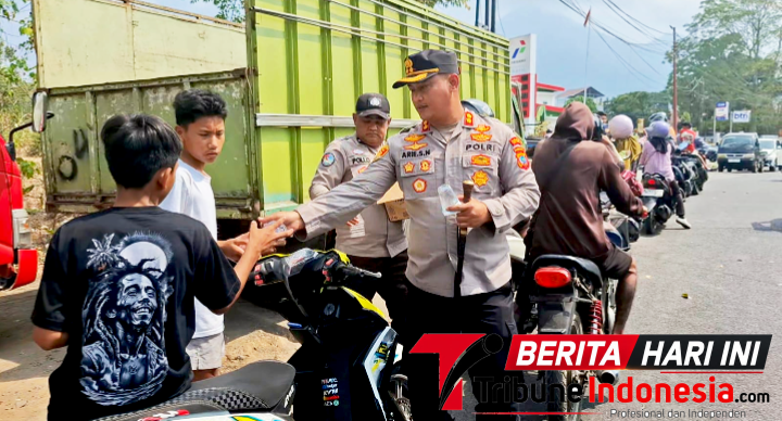 Kapolres Bitung AKBP Arie Sulistyo Nugroho, S.I.K., M.H., didampingi para pejabat utama (PJU) Polres Bitung, Membagikan Air mineral kepada warga yang mengantre di APBU. (ft. Humas Polres Bitung)