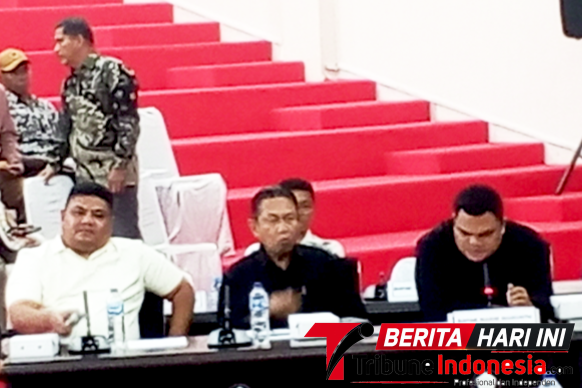 ‎Richaed Mamuntu bersama Mario Mamuntu Pembawa Aspirasi Di RDPU Kantor DPRD Bitung. (ft. talia)