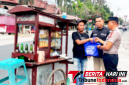 Kasi Humas Polres Bitung AKP Abdul Natip Anggai bersama Kabag Ren AKP Nyoto, S.Sos., saat Membagikan Sembako. (ft. humas polres bitung)
‎