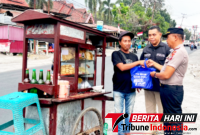 Kasi Humas Polres Bitung AKP Abdul Natip Anggai bersama Kabag Ren AKP Nyoto, S.Sos., saat Membagikan Sembako. (ft. humas polres bitung)
