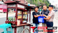 Kasi Humas Polres Bitung AKP Abdul Natip Anggai bersama Kabag Ren AKP Nyoto, S.Sos., saat Membagikan Sembako. (ft. humas polres bitung)
‎
