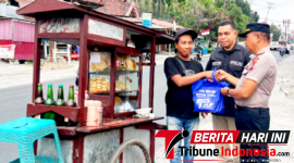 Kasi Humas Polres Bitung AKP Abdul Natip Anggai bersama Kabag Ren AKP Nyoto, S.Sos., saat Membagikan Sembako. (ft. humas polres bitung)
‎