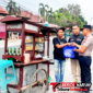 Kasi Humas Polres Bitung AKP Abdul Natip Anggai bersama Kabag Ren AKP Nyoto, S.Sos., saat Membagikan Sembako. (ft. humas polres bitung)
‎