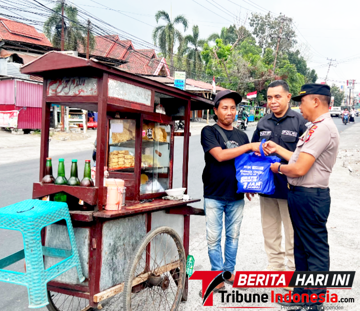 Kasi Humas Polres Bitung AKP Abdul Natip Anggai bersama Kabag Ren AKP Nyoto, S.Sos., saat Membagikan Sembako. (ft. humas polres bitung)
‎