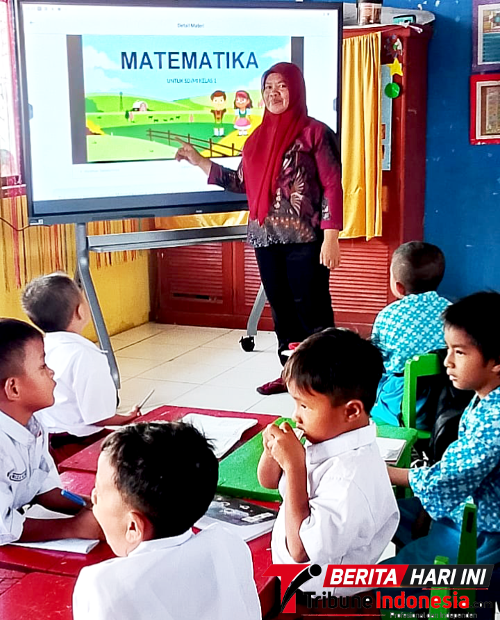 Aktifitas belajar mengajar di SD Cendekia Girian Bawah. (ft. talia)