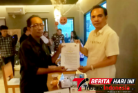 Ketua KPU Bitung, Deslie Sumampow bersama Ketua PWI Kota Bitung, Muaz Taizar Basalama. (ft. pwi bitung)