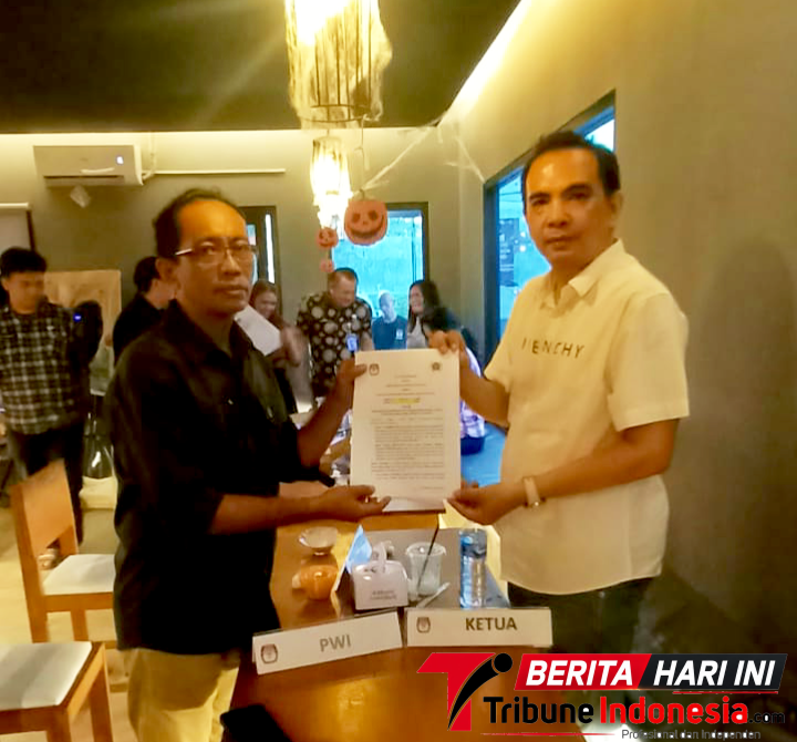 Ketua KPU Bitung, Deslie Sumampow bersama Ketua PWI Kota Bitung, Muaz Taizar Basalama. (ft. pwi bitung)