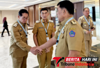 Wikota Bitung, Hengky Honandar, S.E, saat berjabatan tangan dengan Gubernur Sulut, Mayjen TNI (Purn) Yulius Selvanus. (ft. Kabag. Protokol Bitung)