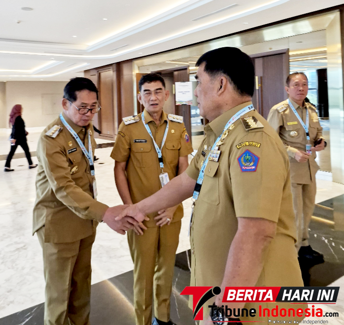 Wikota Bitung, Hengky Honandar, S.E, saat berjabatan tangan dengan Gubernur Sulut, Mayjen TNI (Purn) Yulius Selvanus. (ft. Kabag. Protokol Bitung)
