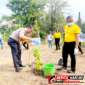 Kapolres Bitung AKBP Arie Sulistyo Nugroho, S.I.K., M.H., Saat melakukan penyiraman pohon yang baru ditanam. (ft. humas polres bitung)
‎