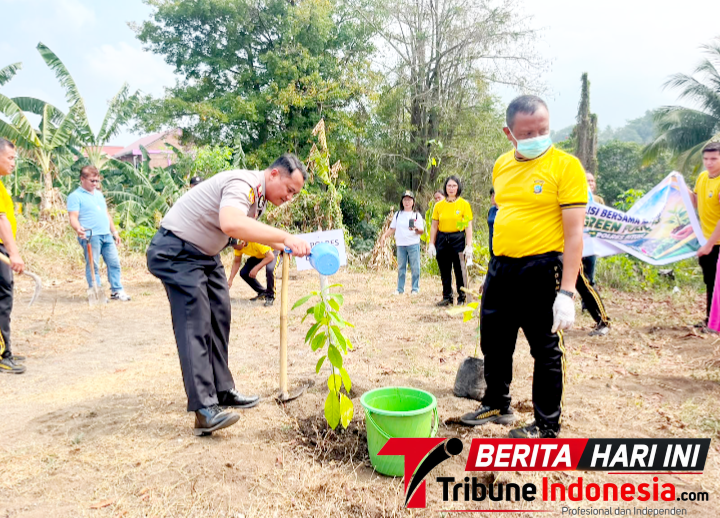 Kapolres Bitung AKBP Arie Sulistyo Nugroho, S.I.K., M.H., Saat melakukan penyiraman pohon yang baru ditanam. (ft. humas polres bitung)
‎