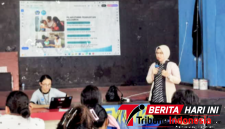 Camat Maesa Fatmawaty Soleman, SSTP saat memberikan edukasi pada kegiatan Intervensi Pelaksanaan Fasilitasi Advokasi Bidang Pencegahan Kepada Keluarga, yang di gelar Badan Narkotika Nasional Kota Bitung di Aula Kantor Lurah Kakenturan Satu. (ft. Kec. Maesa Bitung)