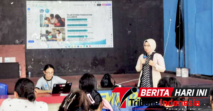 Camat Maesa Fatmawaty Soleman, SSTP saat memberikan edukasi pada kegiatan  Intervensi Pelaksanaan Fasilitasi Advokasi Bidang Pencegahan Kepada Keluarga,  yang di gelar Badan Narkotika Nasional Kota Bitung di Aula Kantor Lurah Kakenturan Satu. (ft. Kec. Maesa Bitung)