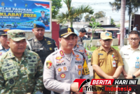 Asisten I Bidang Pemerintahan dan Kesejahteraan Rakyat Setda Bitung, Forsman FT Dandel, S.Sos., MAP mendamping Kapolres Bitung, Arie Sulistyo Nugroho, S.I.K., S.H., M.H., bersama Dandim 1310/Bitung, Letkol Inf. I Dewa Made Dharmawan Juniarta. (ft. talia)
β
