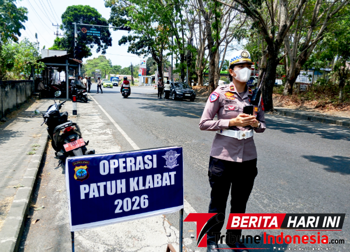Kanit Regident (Registrasi dan Identifikasi) Satlantas Polres Bitung, IPDA Fransisca Zelia Woda Xavier, S.Tr.K., Saat memimpin Operasi Patuh Klabat 2026, hari ke dua. (ft. talia)