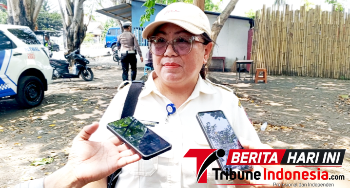‎Kepala Bidang Penagihan dan Penerimaan Pendapatan lainnya, Marlien Erni Wangkay, SP, MAP., Saat memberikan pernyataan resminya di lokasi Razia. (ft. talia)
‎