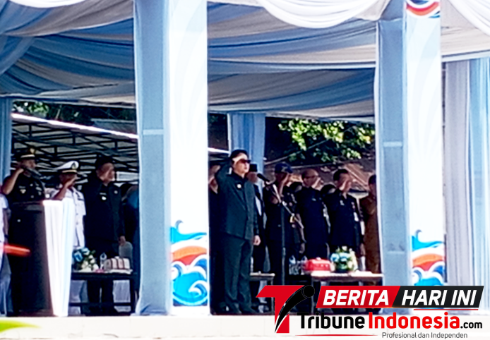 Walikota Bitung, Hengky Honandar S.E, saat memimpin Upacara Bendera Peringatan Hari Sumpah Pemuda Ke-98  (ft. talia)