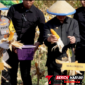‎Wali Kota Bitung, 𝐇𝐞𝐧𝐠𝐤𝐲 𝐇𝐨𝐧𝐚𝐧𝐝𝐚𝐫, S.E.,  bersama Kapolda Sulut, Irjen Pol. Yudho Hermanto, S.I.K., M.M., saat panen jagung  di wilayah Minut. (ft. Kabag. Protokol)