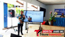 Kepala Dinas Komunikasi dan Informatika Kota Bitung Altin Abraham Tumengkol, SIP, M.Si, saat memberikan materi Pengembangan Konten Digital. (ft. Dinas Kominfo Bitung)
