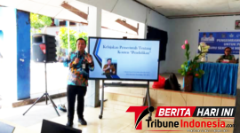 Kepala Dinas Komunikasi dan Informatika Kota Bitung Altin Abraham Tumengkol, SIP, M.Si, saat memberikan materi Pengembangan Konten Digital. (ft. Dinas Kominfo Bitung)
‎