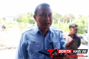 Kadis Dukcapil Bitung, Danny Salindeho, S.Kom., M.M., saat memberikan keterangan resminya di kantor Kelurahan Wangurer. (ft. talia)