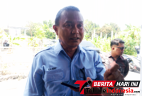 Kadis Dukcapil Bitung, Danny Salindeho, S.Kom., M.M., saat memberikan keterangan resminya di kantor Kelurahan Wangurer. (ft. talia)