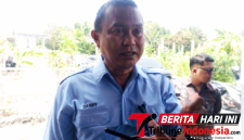 Kadis Dukcapil Bitung, Danny Salindeho, S.Kom., M.M., saat memberikan keterangan resminya di kantor Kelurahan Wangurer. (ft. talia)