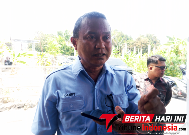 Kadis Dukcapil Bitung, Danny Salindeho, S.Kom., M.M., saat memberikan keterangan resminya di kantor Kelurahan Wangurer. (ft. talia)
