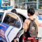 Saat Satlantas Polres Bitung Mengantarkan kedua siswa-siswi ke sekolah dengan Kendaraan patroli usai di tilang. (ft. humas polres bitung).