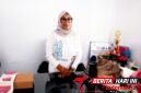 Lurah Wangure, Sitti Mariam Lariha, S.ST, saat berada di ruang kerjanya. (ft. talia)