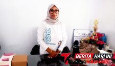 Lurah Wangure, Sitti Mariam Lariha, S.ST, saat berada di ruang kerjanya. (ft. talia)