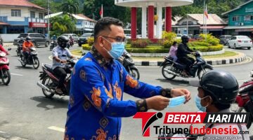 Ketua DPRK Raja Ampat Turun Bagikan Masker di Tengah Kepungan Asap Karhutla